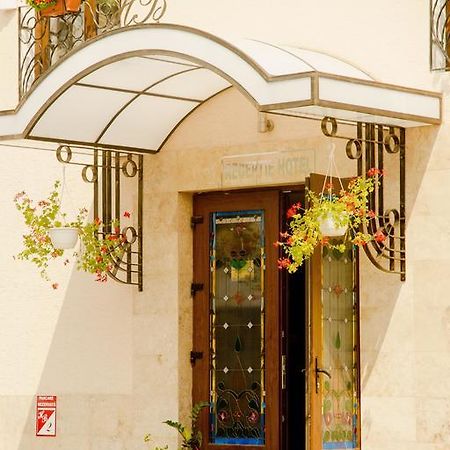 Hotel Belleville Яш Екстериор снимка