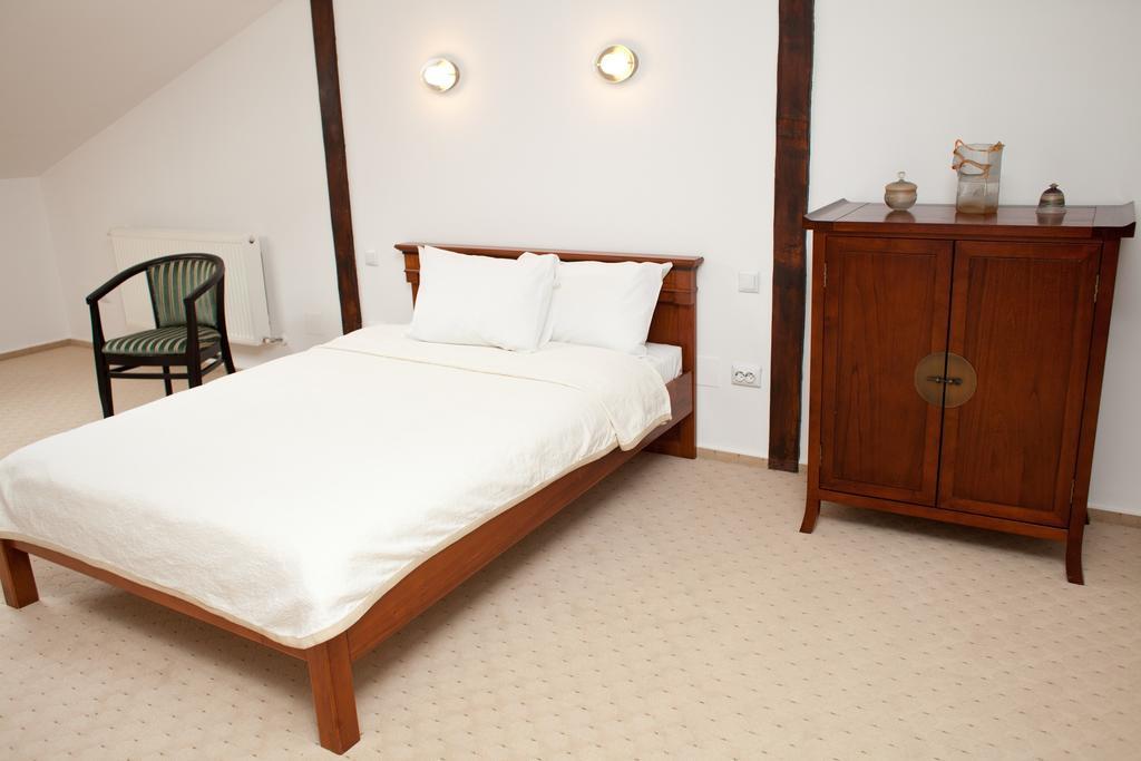 Hotel Belleville Яш Стая снимка