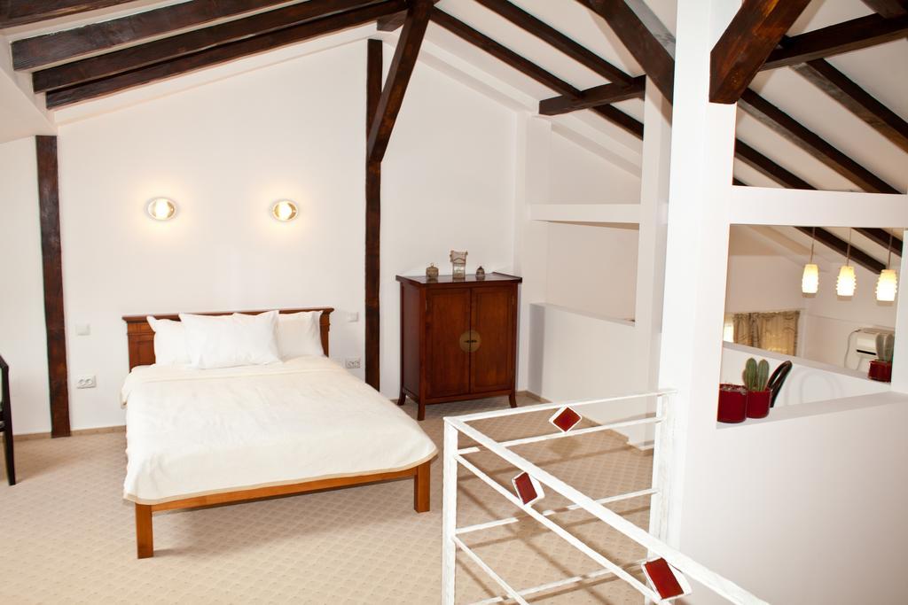 Hotel Belleville Яш Стая снимка