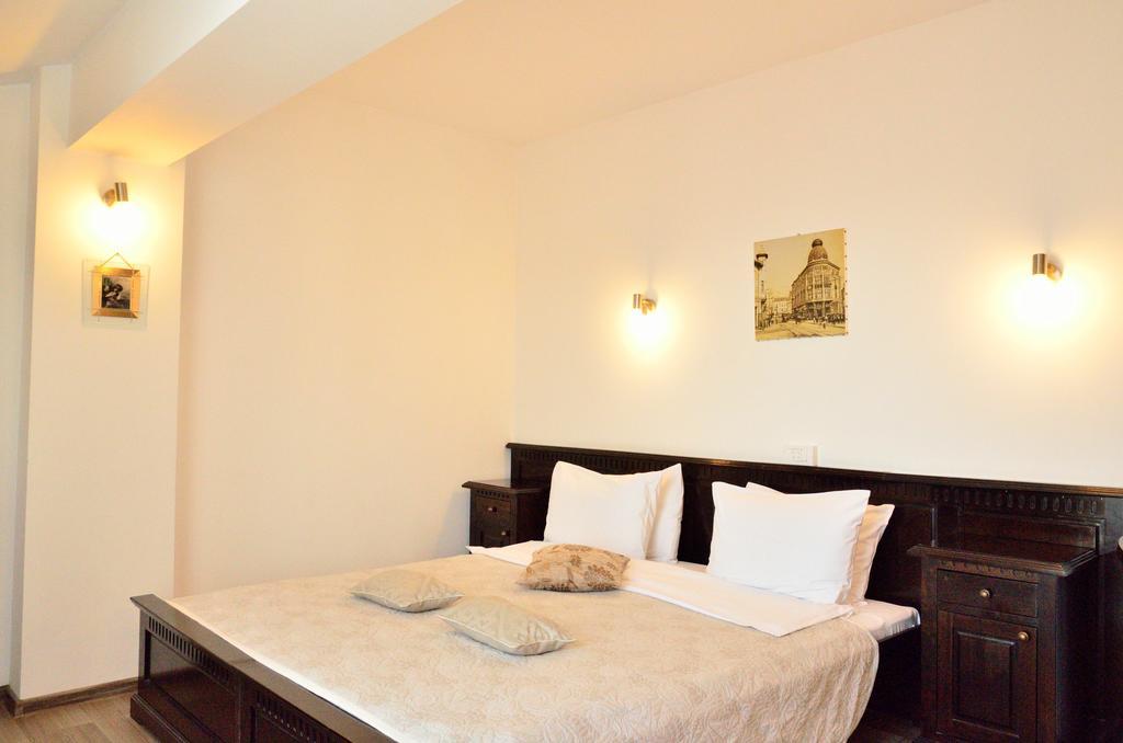 Hotel Belleville Яш Стая снимка
