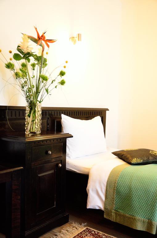 Hotel Belleville Яш Екстериор снимка
