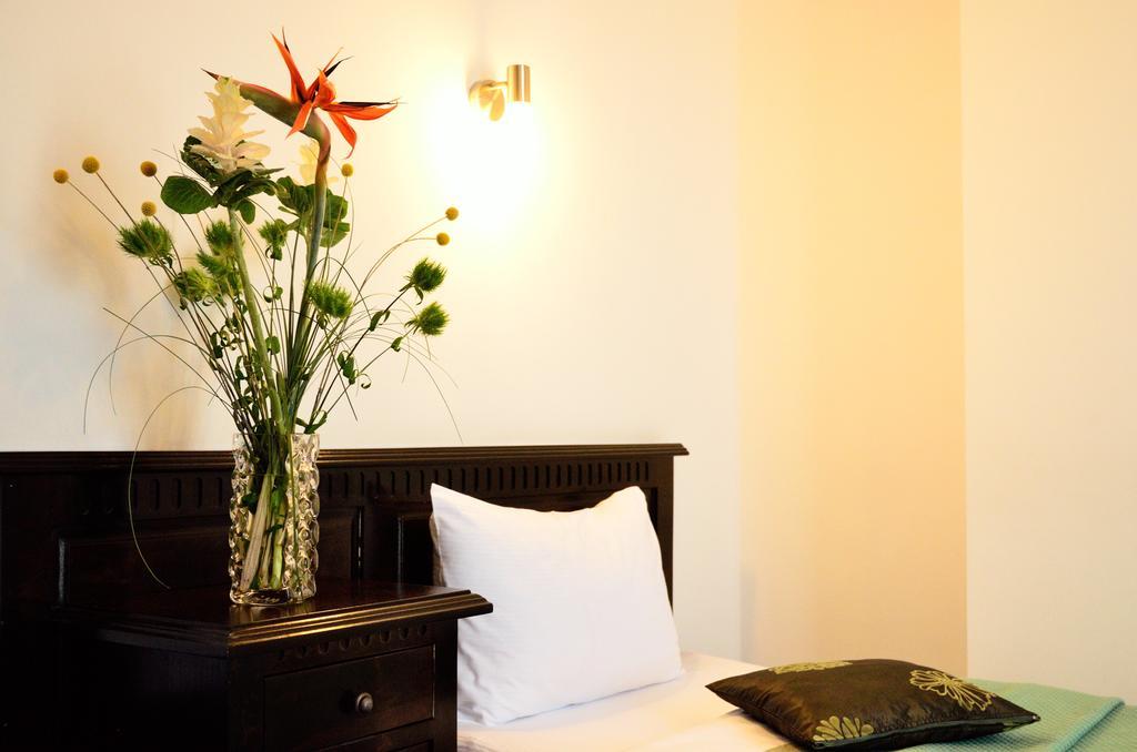 Hotel Belleville Яш Екстериор снимка