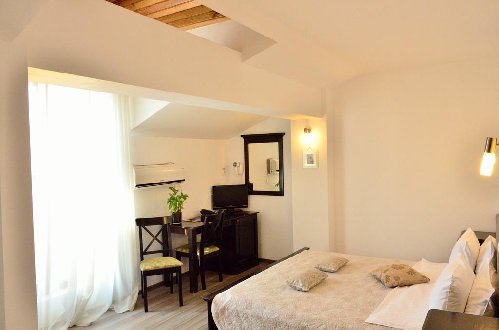 Hotel Belleville Яш Екстериор снимка