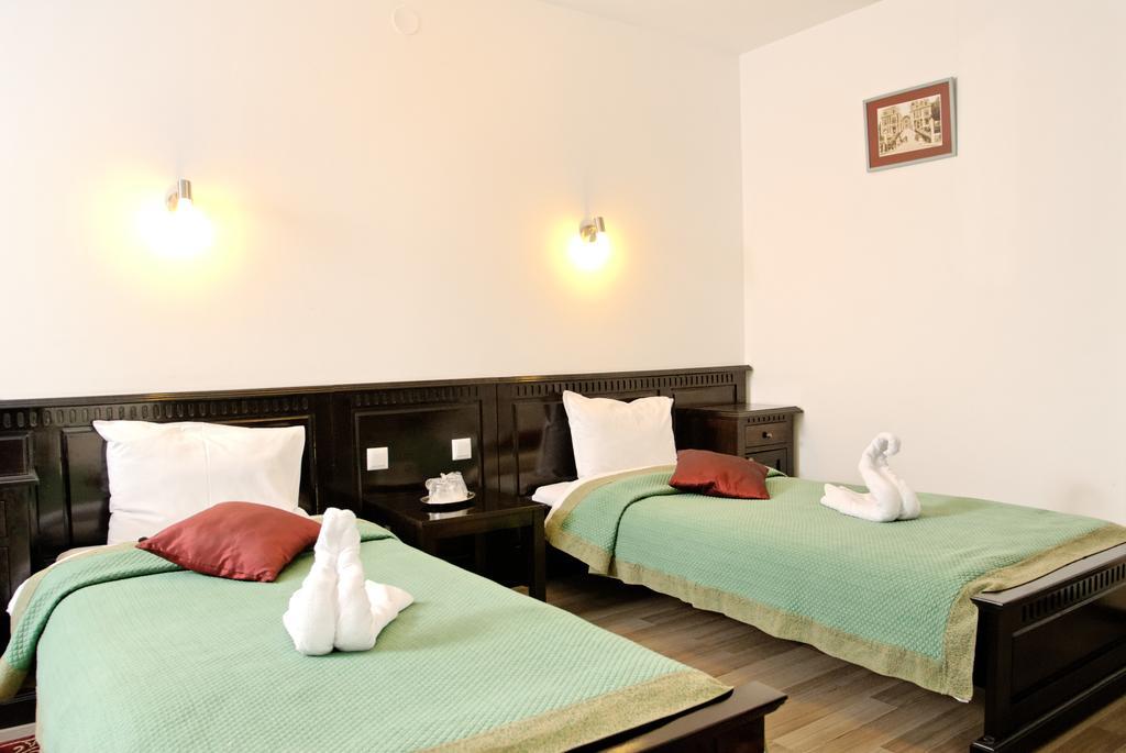 Hotel Belleville Яш Екстериор снимка