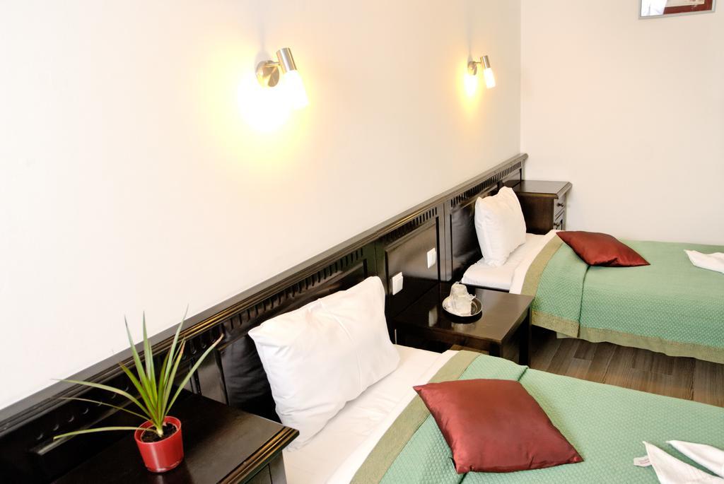 Hotel Belleville Яш Екстериор снимка