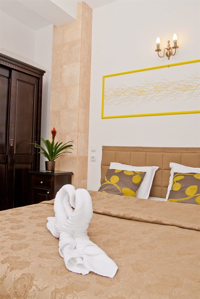 Hotel Belleville Яш Екстериор снимка