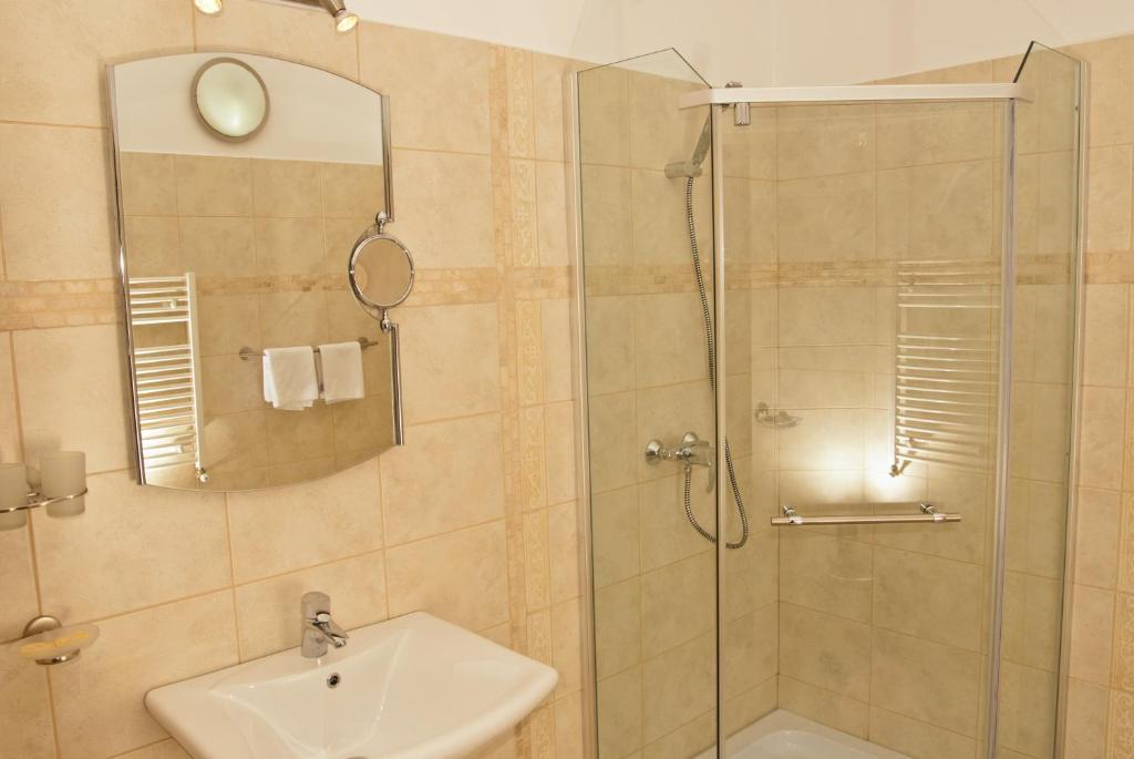 Hotel Belleville Яш Екстериор снимка