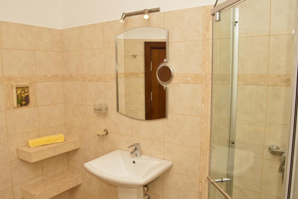 Hotel Belleville Яш Екстериор снимка